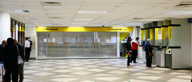 马来亚银行法庭大厦分行外的自助服务站，仍提供提款与存款等服务。