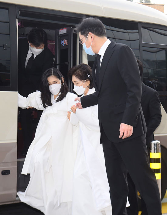 李健熙的儿子李在镕（右）、李健熙遗孀洪罗喜（右2）和女儿李富真，周三抵达三星首尔医院，出席李健熙的丧礼。（欧新社）