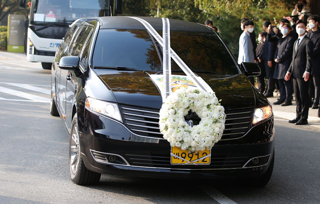 李健熙灵柩周三由灵车，从三星首尔医院殡仪馆载往水原市的墓地。（欧新社）