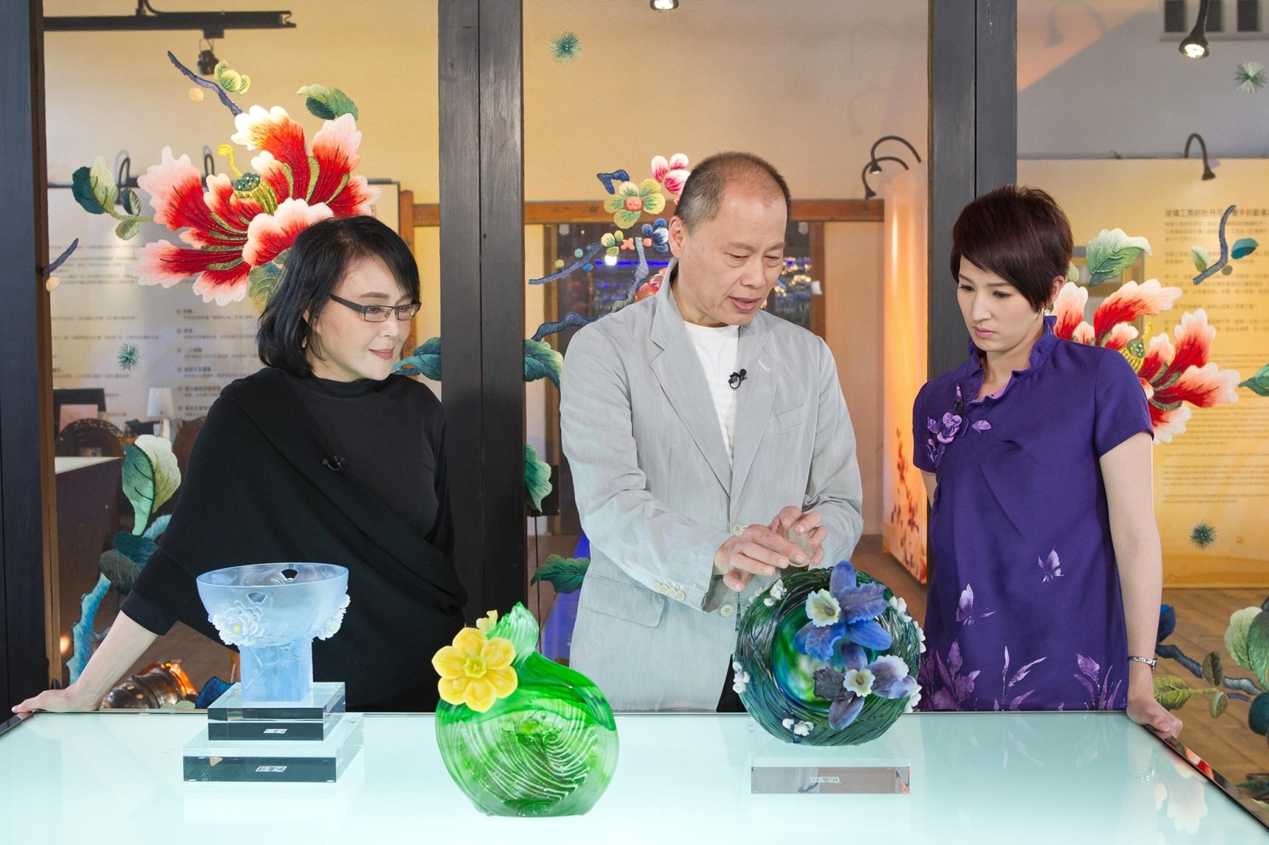 张毅（中）及杨惠姗（左）曾上节目展示琉璃作品。