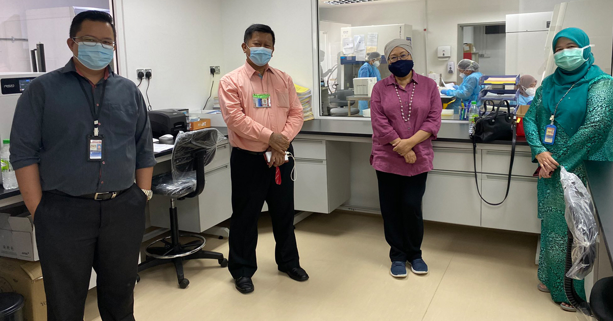 嘉米拉（右2）参观公共卫生实验室。