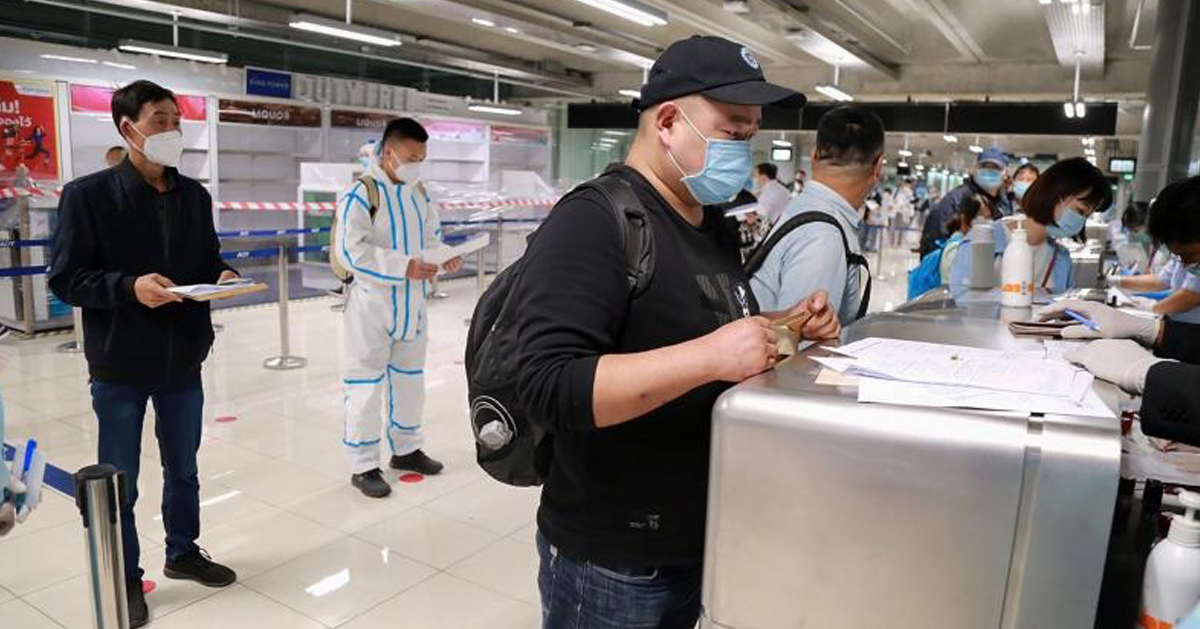 一组39名持特殊旅游签证的中国游客10月20日抵达曼谷的素万那普机场，他们随后进行14天的隔离。（法新社）