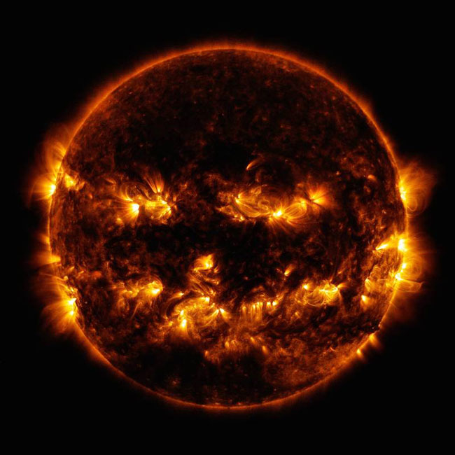 NASA贴出的万圣节“太阳南瓜头”。