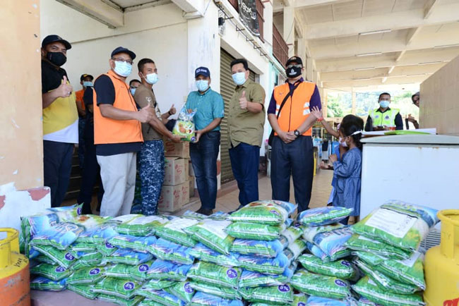 莫哈末查卡利亚（左5）率队将21公顿应急粮食运往刁曼岛，以预防东北季候风封港。