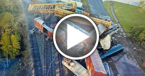 美火车脱轨连环撞 化学物泄漏600人疏散