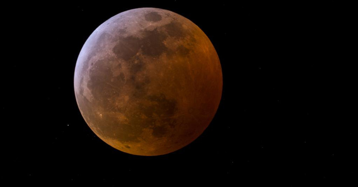 在本月的最后一天（10月31日），能看到超罕见天文现象“蓝月亮”！（示意图）