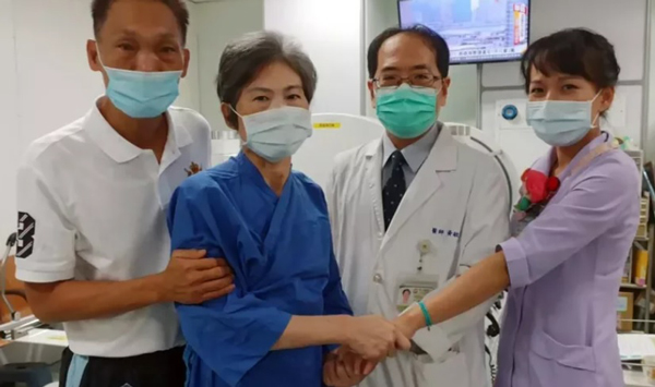 59歲黃姓婦人（左2）昏迷近一年，朱姓丈夫（左）不放棄希望，終喚醒愛妻，並感謝台中醫院救治。