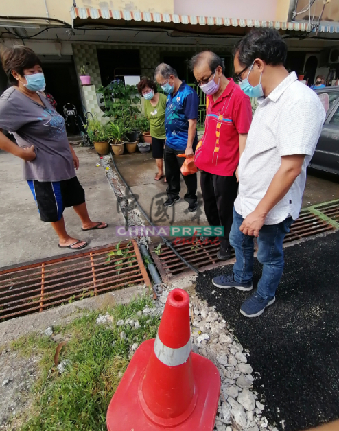 刘志良（右起）、李祥生、陈劲源与陈南西及唐玉英看着更换水管工程所留下的手尾。