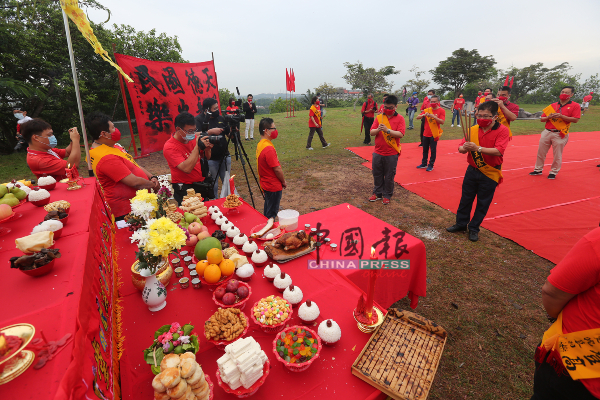 主祭吴添福（前排右）向祭台上香。