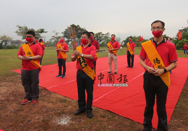 吴添福（前排中）在吴汉坤（前排左）及杨博钧（前排右）陪同下，带领陪祭们上香。