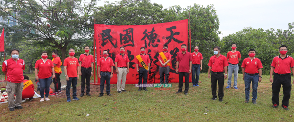 出席嘉宾在山顶合影，为第14届“三山九九．重阳登高”活动拉下序幕。