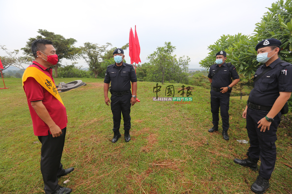 警员到场监督活动是否遵守标准作业程序，左为郑国球。