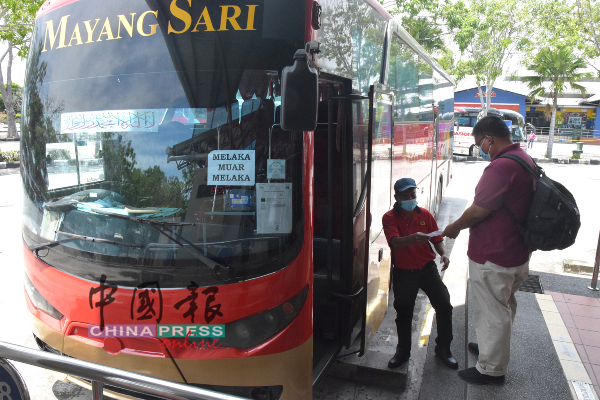 除了长途巴士公司减少班次，乘客也锐减。