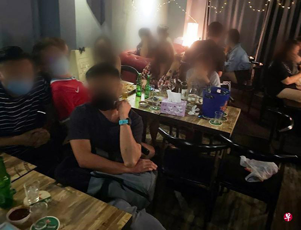 沙球劳路的Invincible Noodle House晚上11时40分仍让几名顾客饮酒，违反安全管理措施，被令从3日关闭至12日。（联合早报／市区重建局提供）
