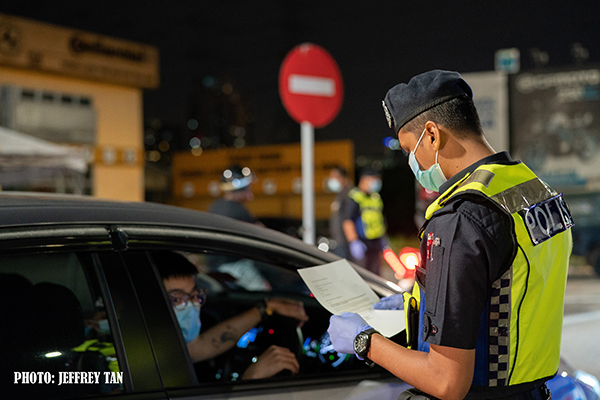 司机向警方出示工作证和公司信函，以取得上路批准。 (图: Jeffery Tan 提供)