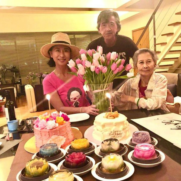 叶蒨文贴了与老公林子祥和妈妈齐齐庆祝生日的相片。