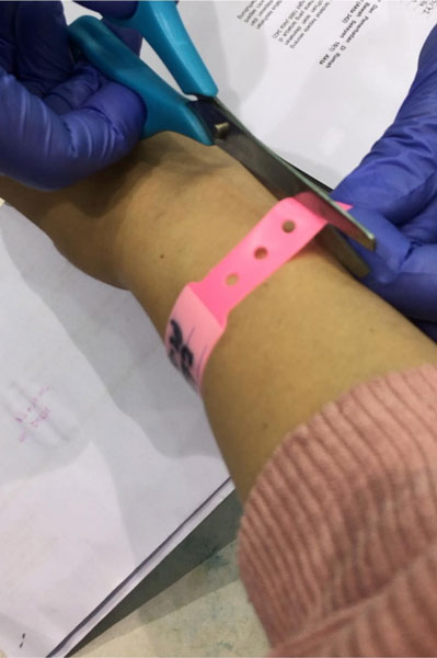 医护人员为林文荪剪断隔离粉红手环。