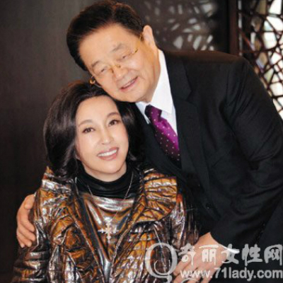  刘晓庆与现任丈夫王晓玉。