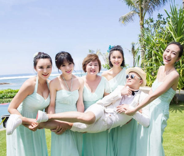 柳岩（左2）2016年受邀担任好友包贝尔婚礼伴娘。