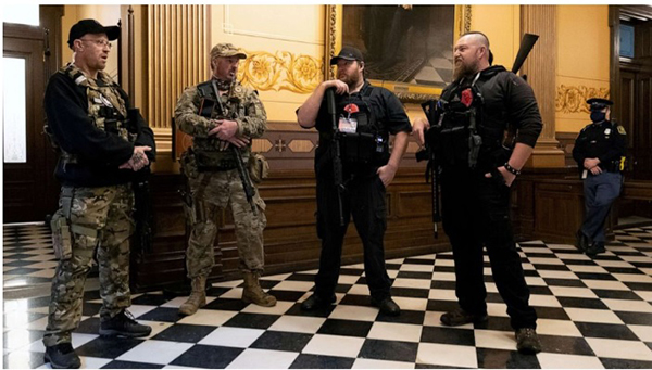 武装右翼民兵组织的2名成员（右1及2）今年4月30日现身密歇根州兰辛市国会会议厅。