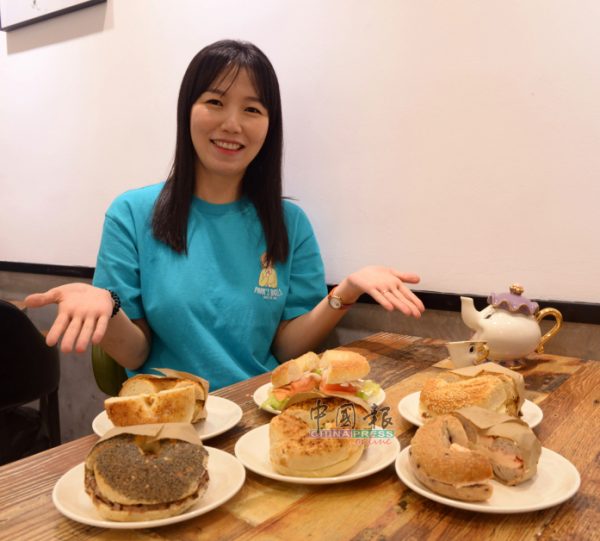 来自韩国的Park Seon Hyang是“Park’s Bagels”的老板兼烘焙师，她指出，没有馅料的贝果买回家后，可放两三天，要吃时切半，用平底锅干煎或烤箱烤热（160℃烤约４分钟）即可，若密封后放冷冻库则可收藏一个月。