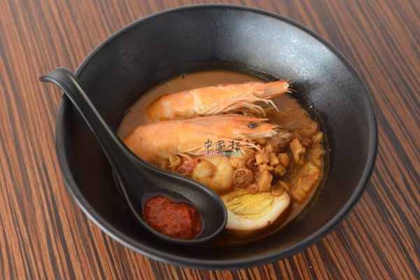 大虾槟城虾面 最能尝到虾汤的原汁原味，虾汤入口尽是馥郁的虾鲜味，这种出自虾子的天然鲜甜滋味，不仅甜而不腻，且一点也不腥，喝多也不会口干舌燥。