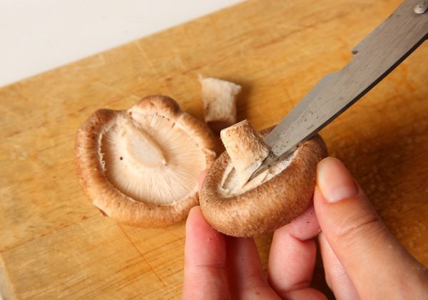不喜欢香菇蒂头的口感，也可以将其切下后，另外烘干或热炒，再打碎成粉末。