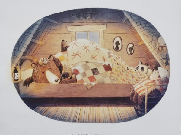 望着床上睡得不亦暖乎的动物们，小男孩就算睡在椅子上，也笑得不亦乐乎 。