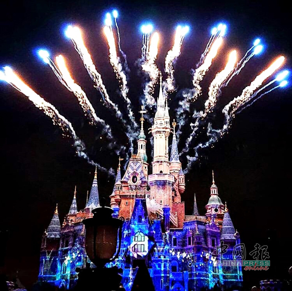 点亮夜幕，随着音乐，绚丽的烟花让天空映得五彩缤纷，让你深深感受到“童话城堡”华丽变身！