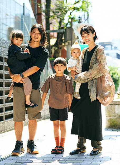 东京的周末，父母与孩子出游讲究全家服装的和谐性，二手衣成了最佳首选，一是珍惜现有资源，尤其是在这次的疫情中，其次是经济性。