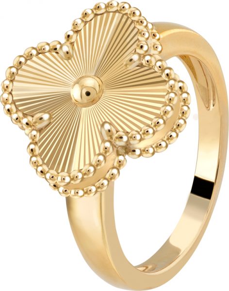 Vintage Alhambra戒指则与长项链完美映衬，于指间绽放夺目华彩。