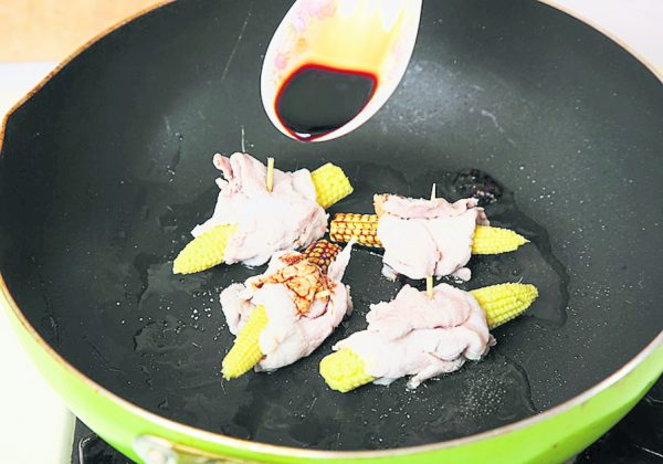 小孩挑食不吃青菜？试试肉片裹玉米笋的煮法吧！