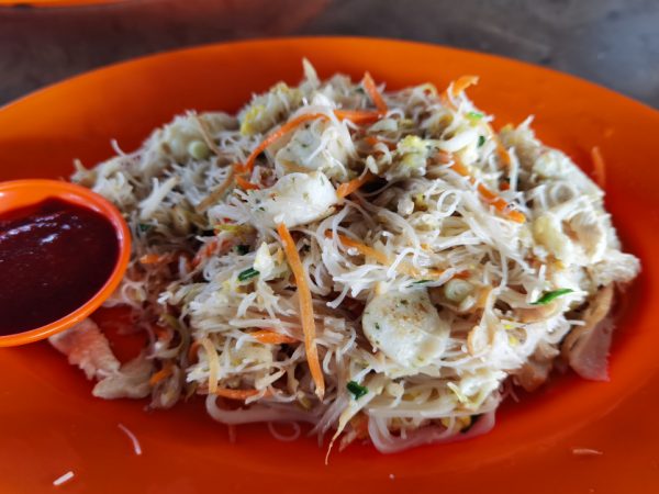 星洲米是小食店最受歡迎的人氣麵食之一。不同於吉隆坡的是，它不添加咖哩粉，所以一點也不辣。幼細的米粉炒得條條分明，味道清淡且不油膩。