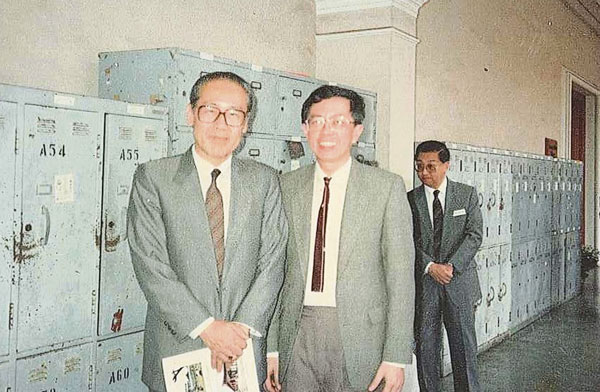 郑良树与历史学家及教育家王庚武教授合影。