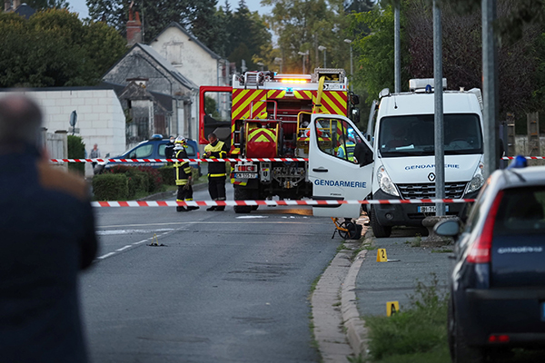 事发在法国西部城市洛什，当局封锁坠机现场调查。