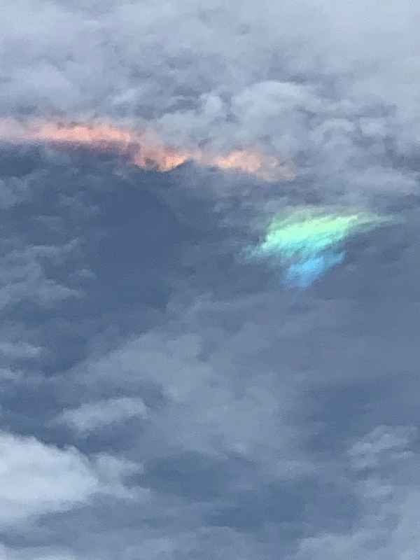 哥隆邦天空出现“火彩虹”奇景，民众纷纷将之摄录下来。