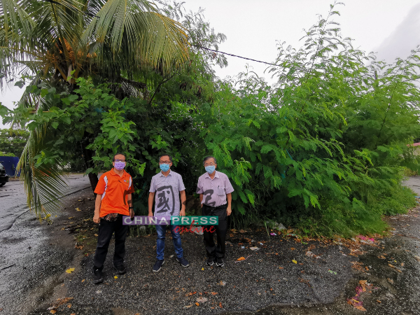 刘志良（中）在李祥生（左）及陈劲源陪同下，到荷兰街后方旧式化粪池视察。