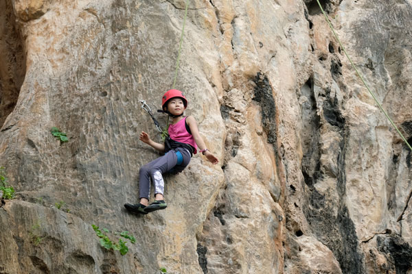 蔡慧希年纪小小，却像经验丰富的运动员般灵活攀岩。