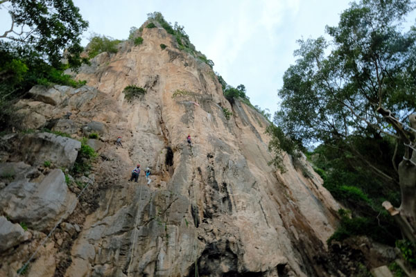 一批爱好攀岩的孩童在象屿山攀岩，吸引众人目光。