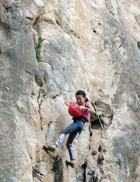 蔡慧希在15尺高的山璧攀岩。