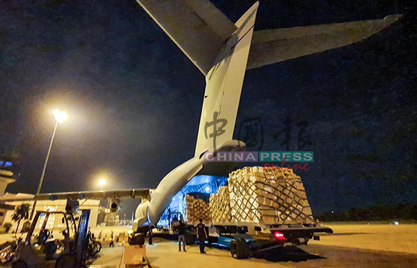 飞往沙巴的军机也一并将卫生部的医疗器材运往当地。