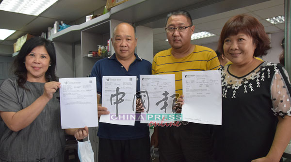 许茹红（右起）、陈伟德、许万安及许茹萱示出验血报告，力证没患肺炎。