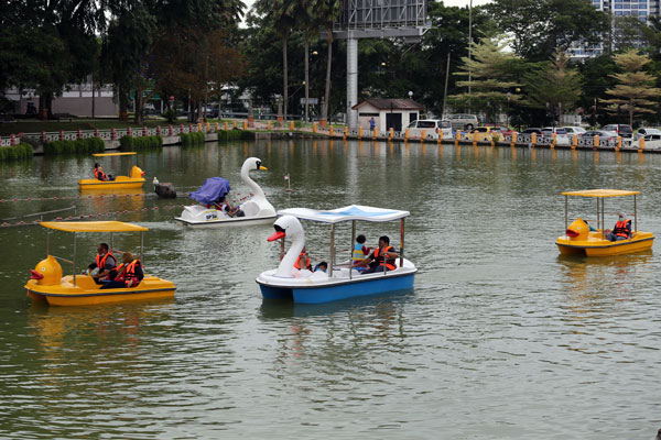 市民偕老带幼到湖滨公园泛舟游湖。