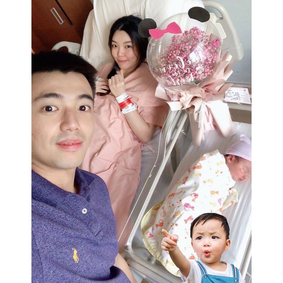 陳蔚強與老婆、剛出生的二女兒自拍，並把大兒子P進圖里。（圖自陳蔚強instagram）