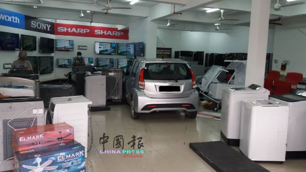 一名华裔妇女驾驶的迈薇汽车，疑爆胎失控撞进电器用品店。