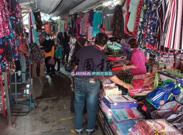 甘榜爪哇售卖成衣的多间老店业者患上蚊症，该处平时也有不少民众前往购物。