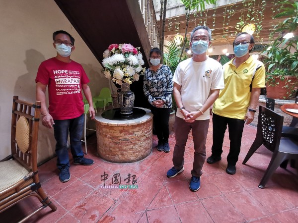 业者美化店铺内的水井，避免蚊虫滋长。右起为李祥生、邱培栋及刘志俍（左）。