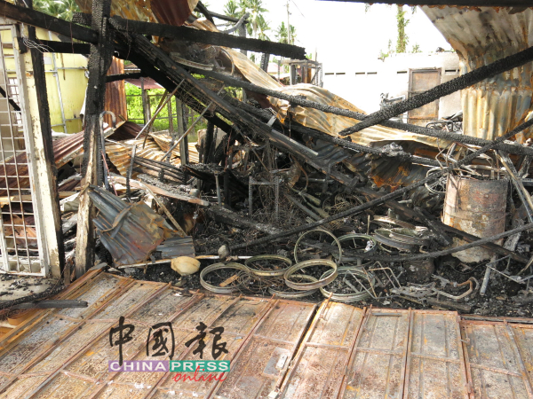 摩哆维修店的零件抢救不及，全被烧毁。