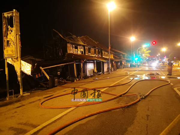 旺梨市镇6间木式老店失火，其中5间烧成废墟。