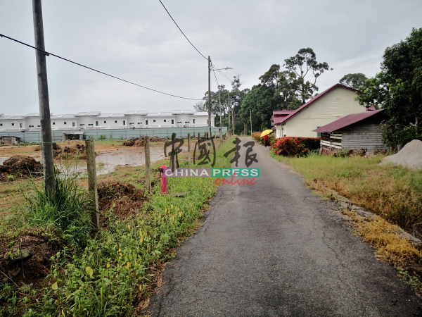 住家前的唯一进出道路，被划入私人发展计划的范围，令居民担心日后面对无路回家的困境。